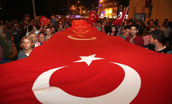 Darbeye karşı sabaha kadar meydanları terk etmediler